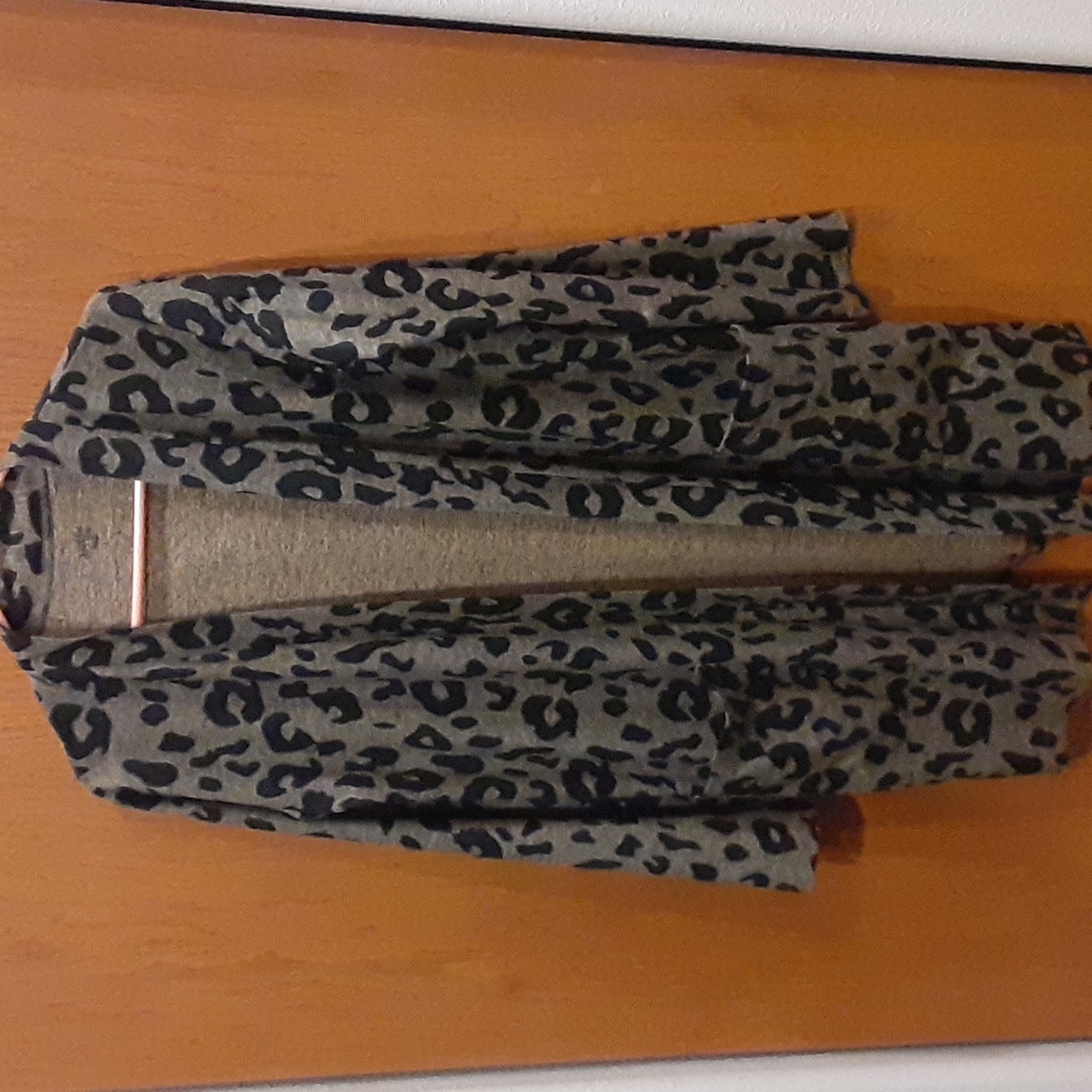 Tickled Teal soft cardigan with pockets leopard print size large